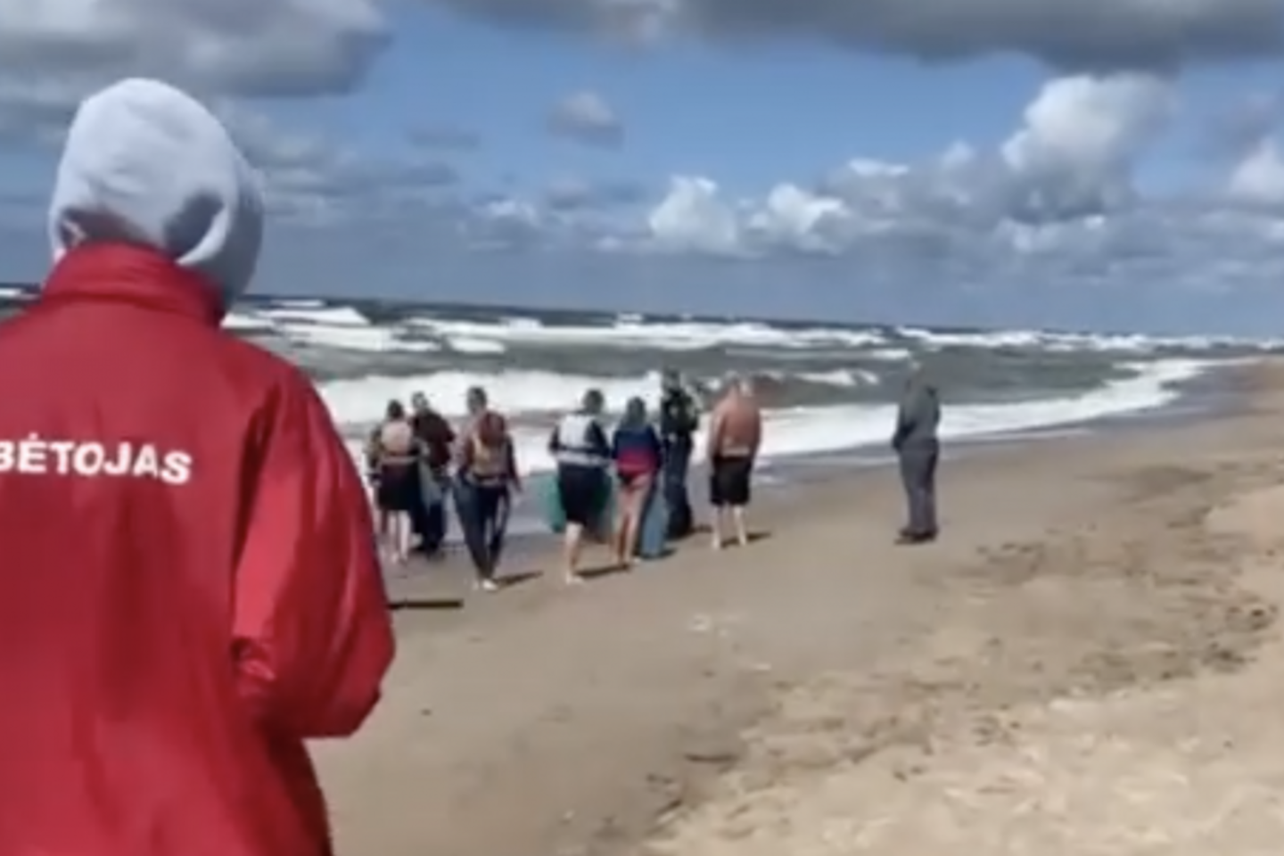 Stovykla pajūryje sulaukė policijos pareigūnų vizito.<br> Stop kadras