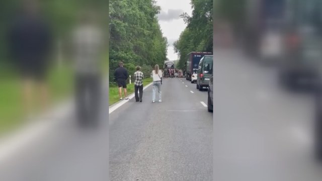 Užfiksuotas neįprastas vaizdas kelyje Šalčininkai-Vilnius: vieningi vairuotojai surėmė pečius dėl bendro tikslo