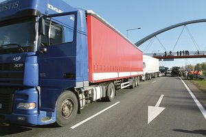 Įspėja, kad dėl griežtinamos kontrolės pasienyje vėl gali dvigubėti vilkikų eilės