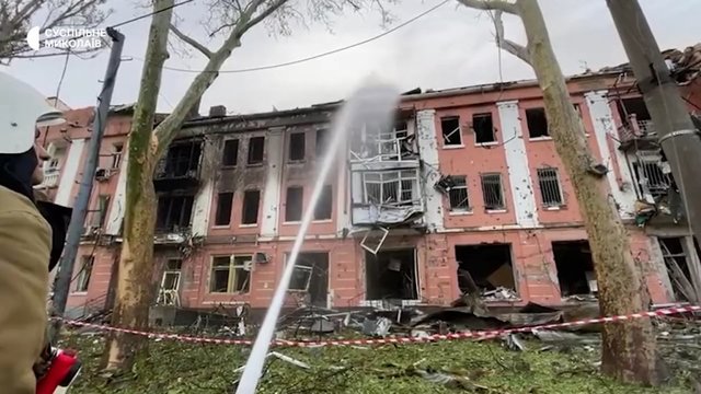 Paviešinti vaizdai po atakos prieš Mykolajivą: aukų skaičius išaugo, iš griuvėsių išgelbėti du žmonės
