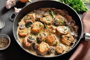 „Superšeštadienio“ receptas: gardūs kiaulienos medalionai su super šviežiai raugintais agurkais