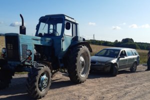 Šalčininkų rajone girto vairuotojo kelionė baigėsi griovyje: kartu įkliuvo ir į pagalbą atvykęs įkaušęs traktoriaus vairuotojas