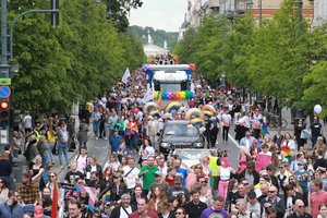 Policija atėmė teises iš vairuotojo, vos neįsirėžusio į LGBT+ dalyvių eiseną
