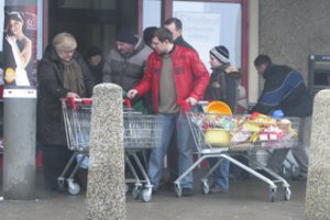 Lietuviai Lenkijoje išleido protu nesuvokiamas sumas pinigų: bando suprasti, kas mūsų šalyje ne taip