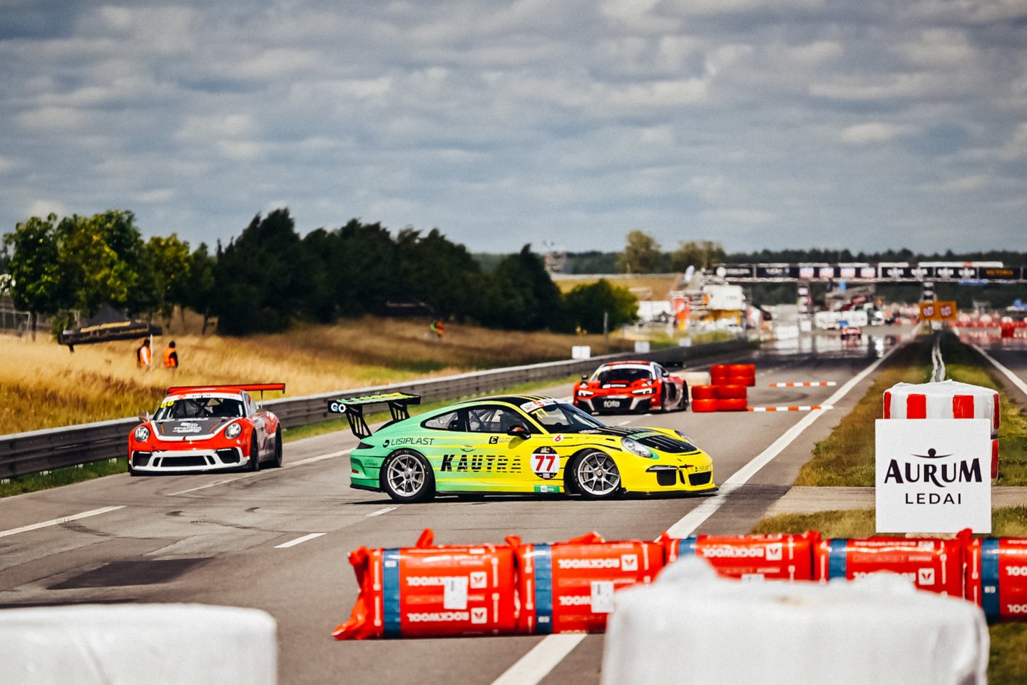 Sportininkai jau okupavo pagrindinę „Aurum 1006 km lenktynių“ trasą.<br> Vytauto Pilkausko ir Andriaus Lauciaus nuotr.