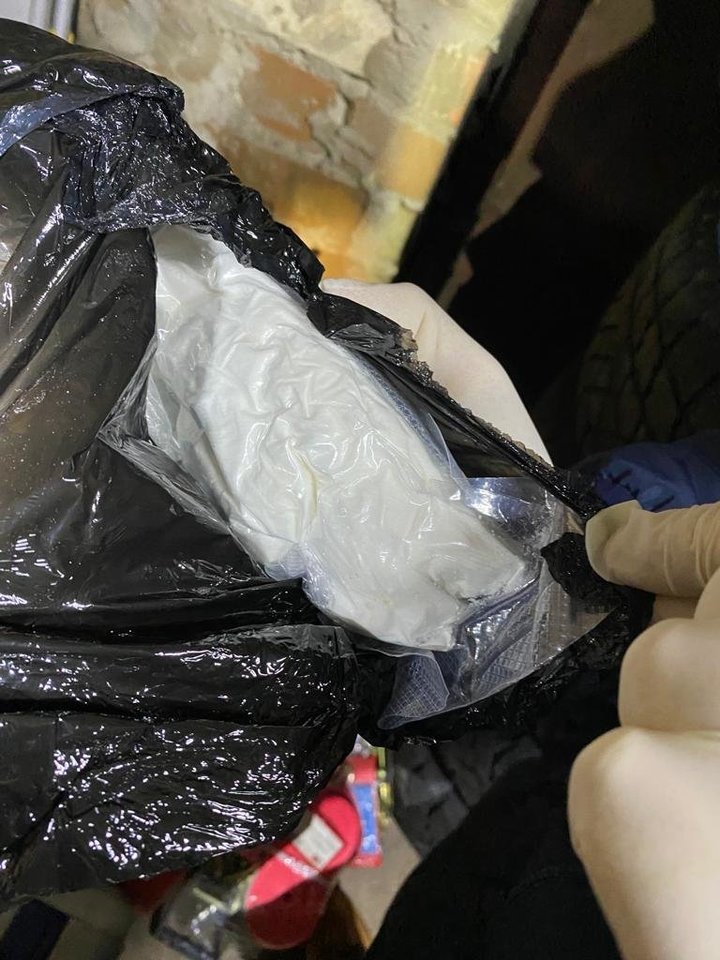  Už pustrečio kilogramo kokaino, kurio vertė - apie 200 tūkst. eurų, dviem alytiškiams skirta po 11 metų nelaisvės. <br> Policijos asociatyvioji nuotr. 