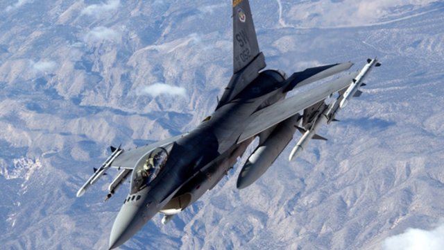 Baltieji rūmai pranešė, kada Ukraina gali tikėtis F-16 naikintuvų