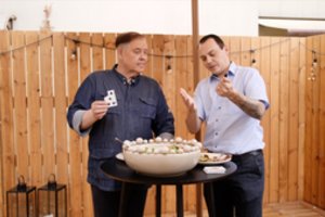 R. Ščesnavičiaus kulinarinėje laidoje apsilankė magas Nicholas Kinas – vyrai gamino vasariškas salotas