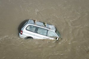Vokietijoje jaunas vairuotojas paskambino iš skęstančio automobilio: savo tėvo klausė patarimų 