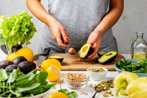 Dietologas išvardijo, kas padeda atsikratyti padidėjusio cholesterolio: vasara tam – idealus metas