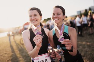 Ketvirtadienio vakarą Vilniaus centras nusidažė rožine spalva – vyko Naktinis moterų triatlonas