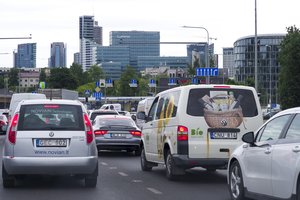 Palygino, kas dabar Lietuvoje apsimoka labiau: važinėti įprastu automobiliu ar elektromobiliu