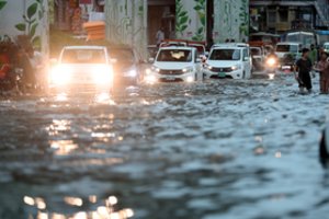 Pakistane smarkių liūčių ir potvynių aukų skaičius viršijo 100