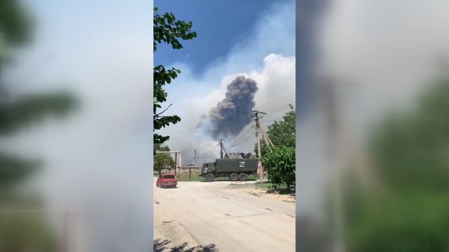 Skelbiama apie atakuotus objektus Kryme: užfiksuotas kylančių dūmų stulpas ir pravažiuojanti rusų karinė technika