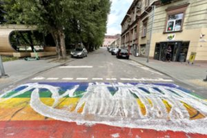 Vandalai nerimsta – Vilniuje vėl aptepliota vaivorykštės spalvų perėja
