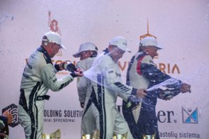Triumfo akimirkos: „Aurum 1006 km lenktynių“ laimėtojai laistėsi šampanu