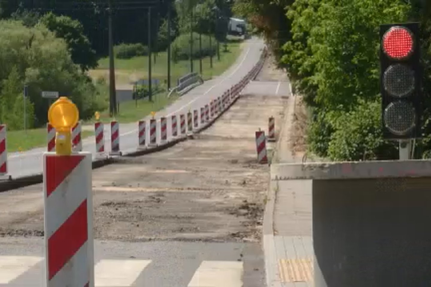 Kėdainių rajono Josvainių miestelyje remontuojant kelią rastas akmeninis grindinys.<br>Stop kadras