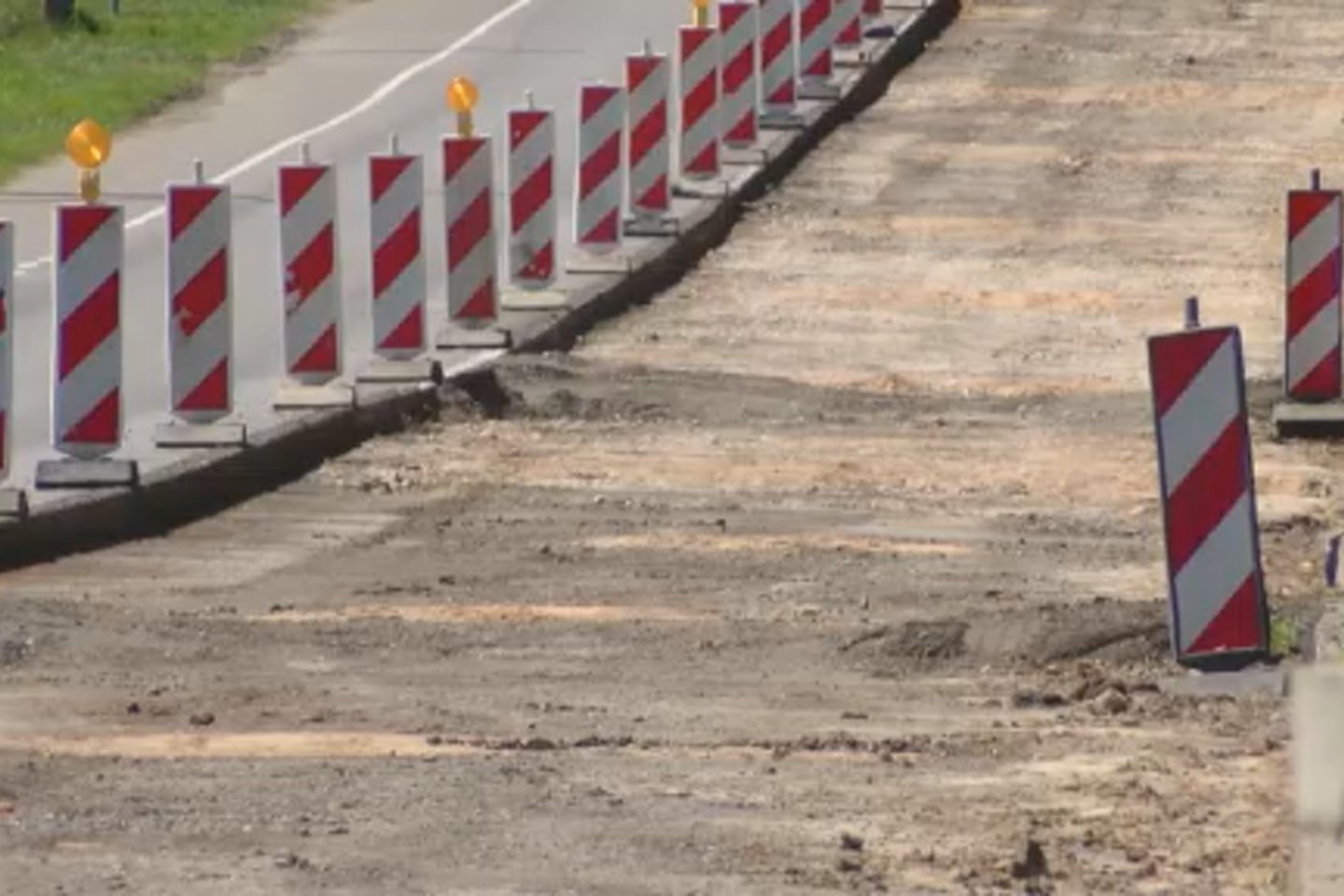 Kėdainių rajono Josvainių miestelyje remontuojant kelią rastas akmeninis grindinys.<br>Stop kadras