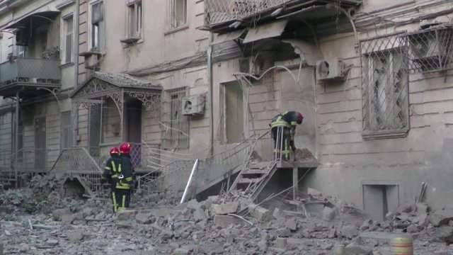 Rusai vėl nusitaikė į gyvenamuosius pastatus Odesoje: žuvo vienas, sužeista 18 žmonių, tarp jų keturi vaikai