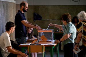 Rinkimai Ispanijoje: prognozuojamas posūkis į dešimę