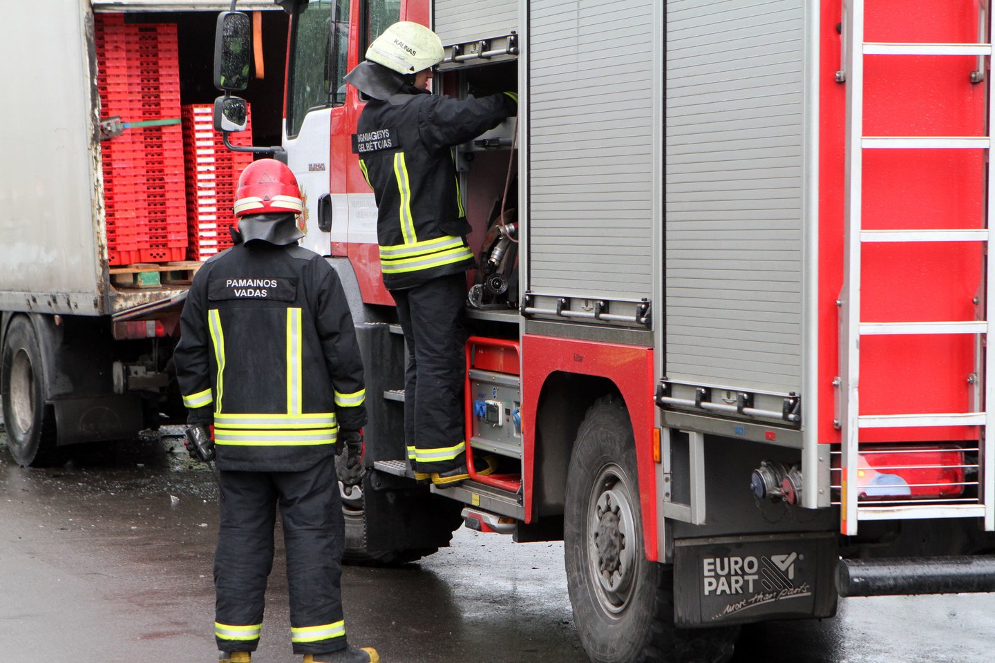 Į avarijos vietą buvo iškviesti ir ugniagesiai gelbėtojai.<br>M.Patašiaus asociatyvi nuotr.