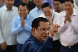 Kambodžos valdančioji partija teigia žengianti „triuškinamos“ pergalės link