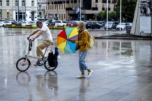 Sinoptikai: į šalį plūstant šiltesniam orui, lietus ir toliau niekur nesitrauks