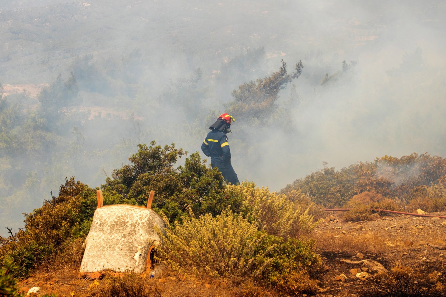 Graikijoje gyvenanti lietuvė papasakojo, kaip vyko keliautojų evakuacija iš turistų pamėgtos Rodo salos, kurią dėl didelio karščio apėmė gaisrai.<br>EPA-ELTA nuotr.