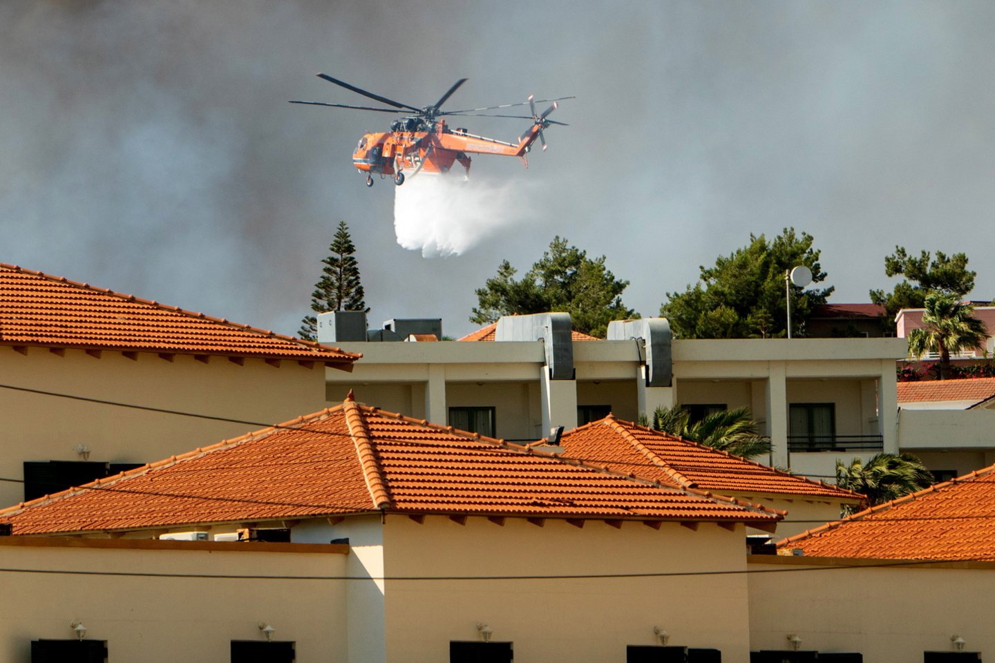 Graikijoje gyvenanti lietuvė papasakojo, kaip vyko keliautojų evakuacija iš turistų pamėgtos Rodo salos, kurią dėl didelio karščio apėmė gaisrai.<br>EPA-ELTA nuotr.