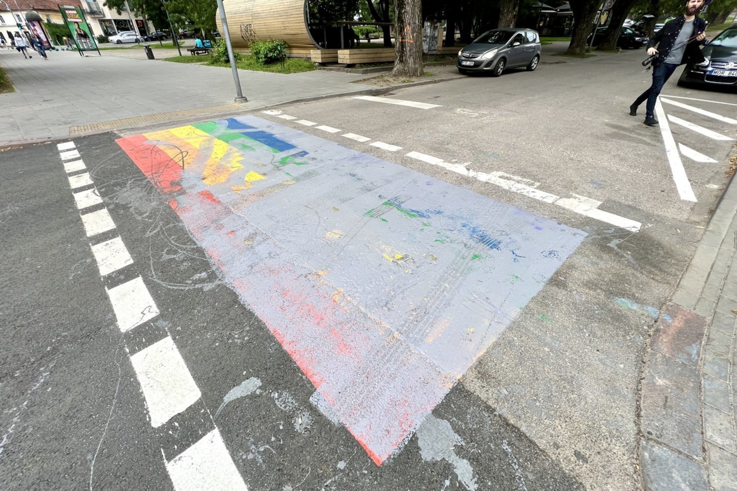 Vaivorykštės spalvų perėja sostinės Pylimo gatvėje jau kelis metus neatsigina vandalų.<br>V.Ščiavinsko nuotr.