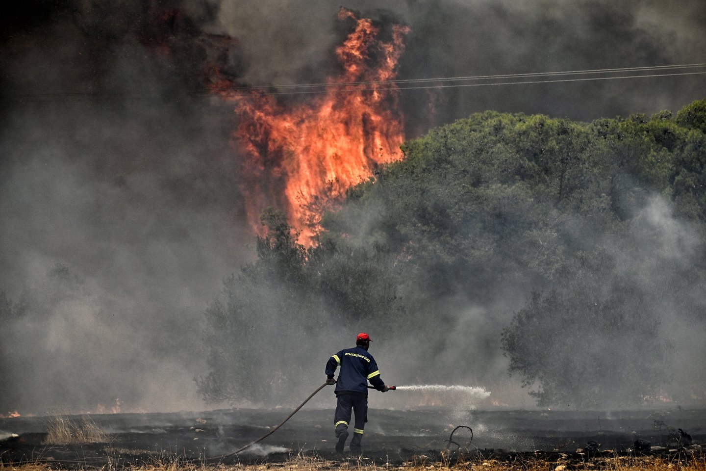 Lietuvos ambasada Graikijoje neturi tikslių duomenų, kiek lietuvių atostogauja gaisrų siaubiamose salose.<br>EPA-ELTA nuotr.