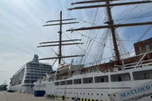 Klaipėdoje – neįprastas vaizdelis: vienu metu krantinėje prisišvartavo du kruiziniai laivai