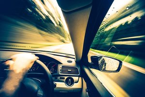 Greitkelyje didžiuliu greičiu skriejęs vairuotojas susidūrė su šernu: įspėja – pavojų vasarą yra ir daugiau