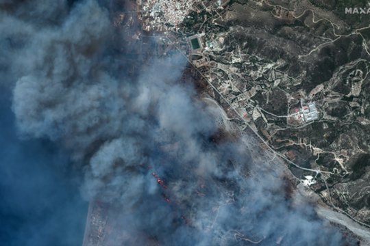  Rodo salos gaisrų padarytą žalą užfiksavo ir palydovas.<br> EPA-ELTA nuotr.