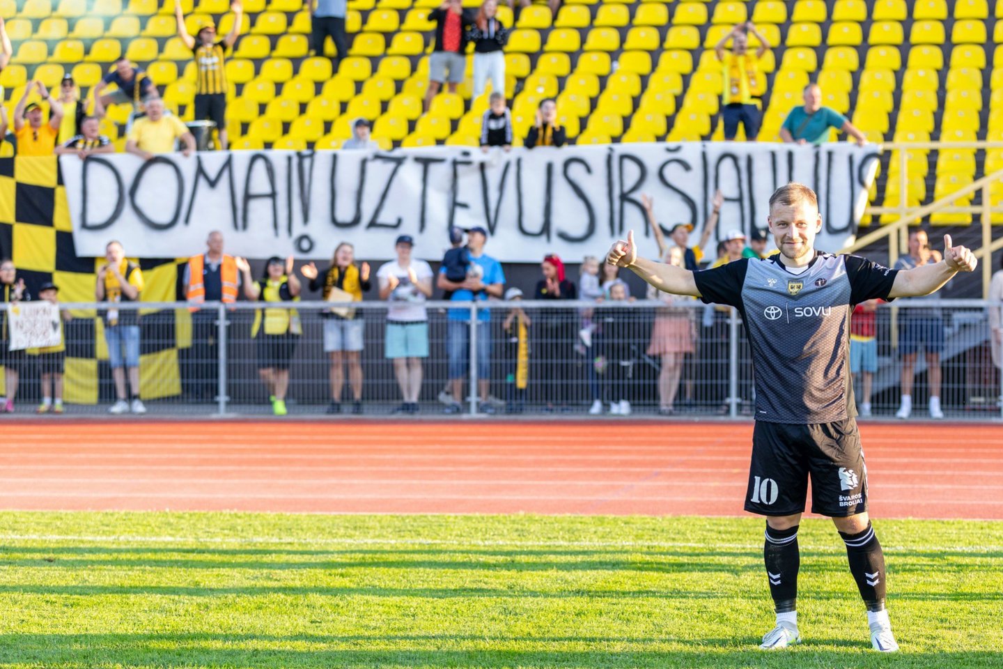Domantas Šimkus apsivilko „FA Šiauliai“ komandos marškinėlius.<br>„FA Šiauliai“ nuotr.