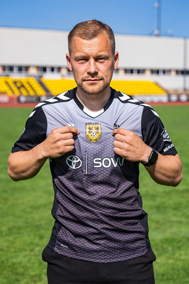 Domantas Šimkus apsivilko „FA Šiauliai“ komandos marškinėlius.<br>„FA Šiauliai“ nuotr.