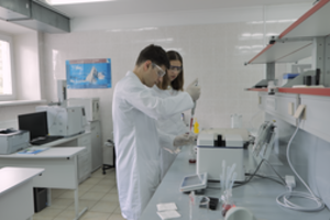 Iš tarptautinės chemijos olimpiados Lietuvos moksleiviai grįžta pasidabinę sidabro ir bronzos medaliais