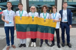 Iš tarptautinės chemijos olimpiados Lietuvos moksleiviai grįžta pasidabinę sidabro ir bronzos medaliais
