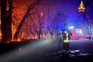 Per audras Šiaurės Italijoje žuvo paauglė, dėl gaisrų trumpam buvo uždarytas Sicilijos oro uostas