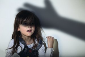 Seksualinį smurtą patyrusių vaikų psichologė – apie tai, kokias frazes ištaria vaikai ir kada delsti nebegalima