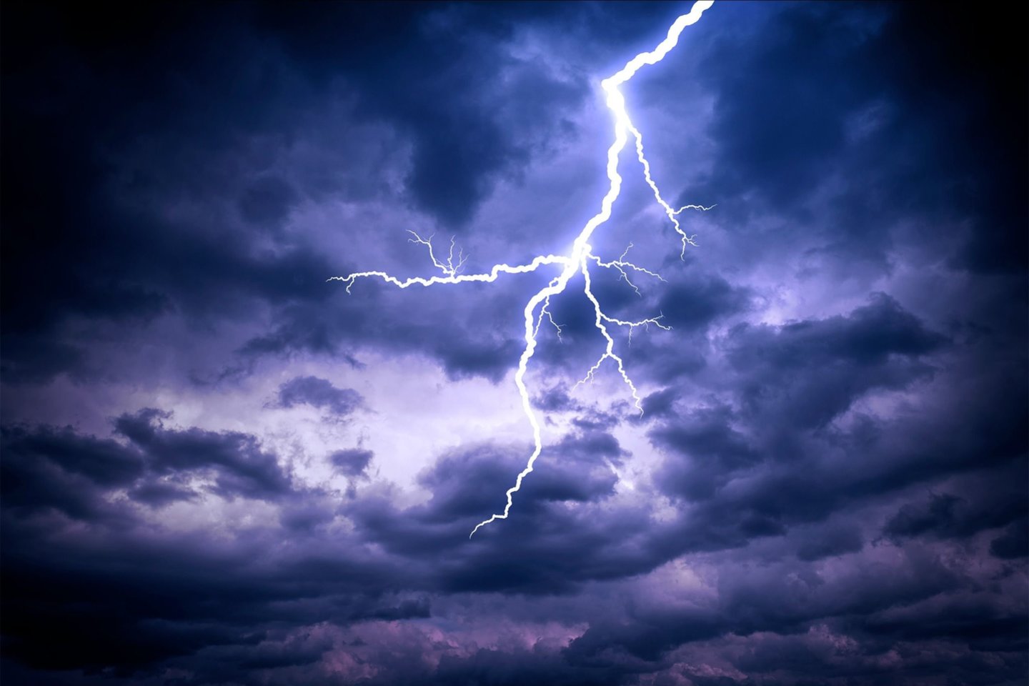 Žaibų išlydžiai yra vienas pavojingiausių meteorologinių reiškinių, kiekvienais metais pridarantis nemenkų nuostolių. Didelė dalis jų yra susiję su įvairios elektroninės įrangos sugadinimu.<br>123rf iliustr.