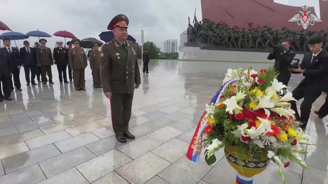 Šiaurės Korėja ir Rusija demonstruoja stiprius santykius: S. Šoigu apsilankė karo pabaigos metinių minėjime