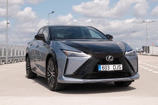 Naujo „Lexus RZ“ elektromobilio testas: vien dinamikos ir komforto neužteks