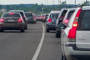 Atskleidė, kaip Lietuvos vairuotojai „auklėja“ vieni kitus: štai kokių priemonių griebiasi dažniausiai