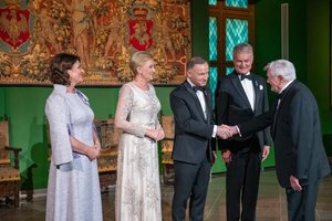 Žygimanto Augusto gobelenų parodoje apsilankęs Valdas Adamkus: „Geriau nei Vavelyje“