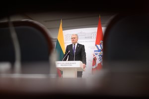 Prezidentūra: teisiškai įvertinti A. Anušausko viešumoje paskleistą informaciją apie tankų įsigijimą pirmiausia turi KAM