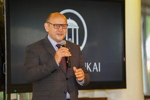 Prie vairo girtam skriejusiam ir avariją sukėlusiam Seimo nario sūnui – prokuroro tūpsniai