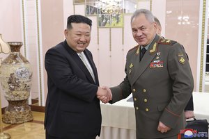 Kim Jong Unas Pchenjane susitiko Š. Šoigu: pademonstravo Šiaurės Korėjos raketas