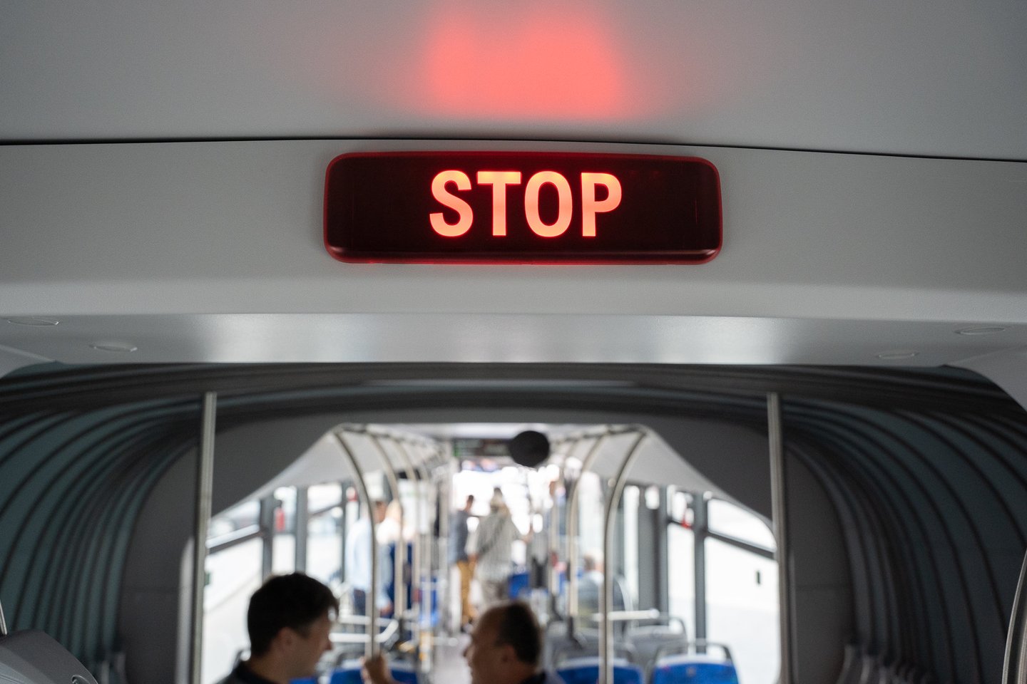 Nuo rugpjūčio 1-osios autobusai bei troleibusai Kaune sustos tik keleiviams paspaudus „Stop“ mygtuką. <br> R.Vilkelio nuotr.