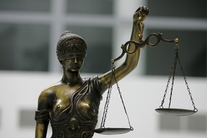 Kaune prieš teismą stojo du recidyvistai, pakelės griovyje skandinę vyrą